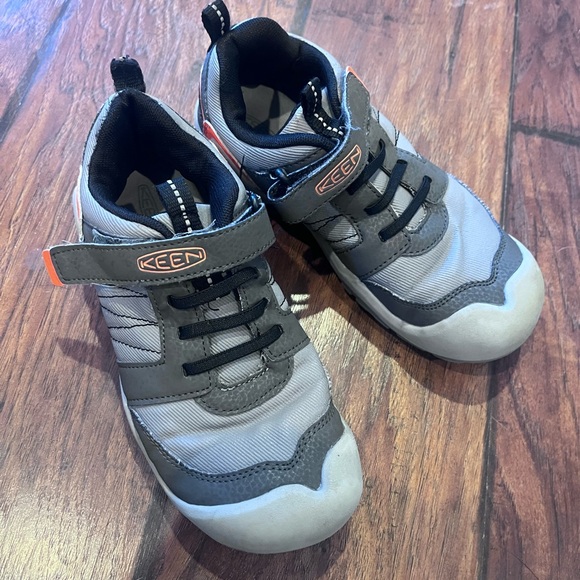 Keen Other - KEEN Kids Gray and Black Shoes knotch peak size 3